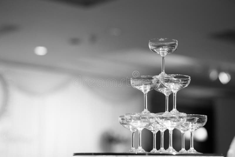 Piramide in bianco e nero di vetro di Champagne piramide dei bicchieri di vino immagini stock