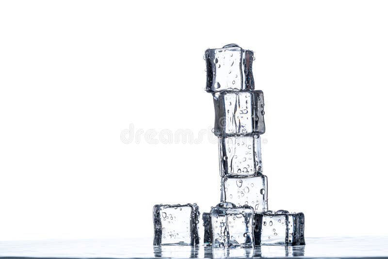 Piramide dei cubetti di ghiaccio fotografia stock Piramide dei cubetti di ghiaccio fotografia stock