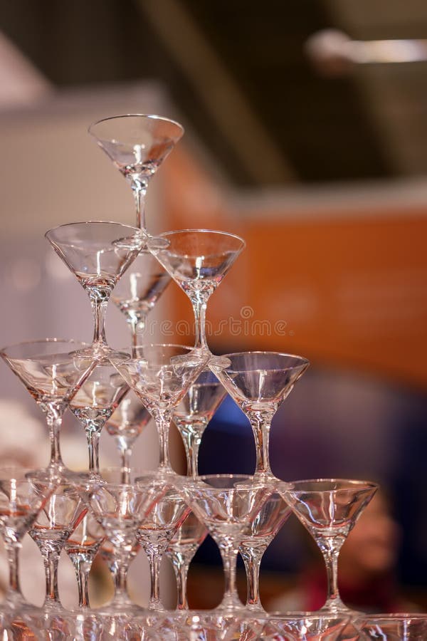 Piramide dei vetri, ancora vuota, per le bevande, vino, champagne, umore festivo, celebrazione verticale fotografia stock libera da diritti Piramide dei vetri, ancora vuota, per le bevande, vino, champagne, umore festivo, celebrazione verticale fotografia stock libera da diritti