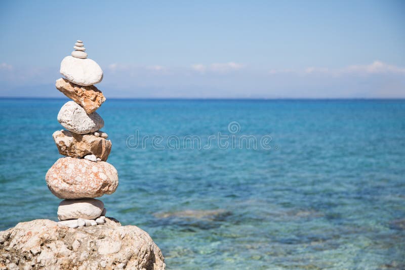 Piramide delle pietre all'oceano Priorità bassa dell'acqua blu