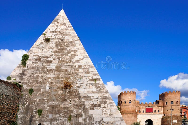 Piramide di Cestius, Roma fotografia stock Piramide di Cestius, Roma fotografia stock