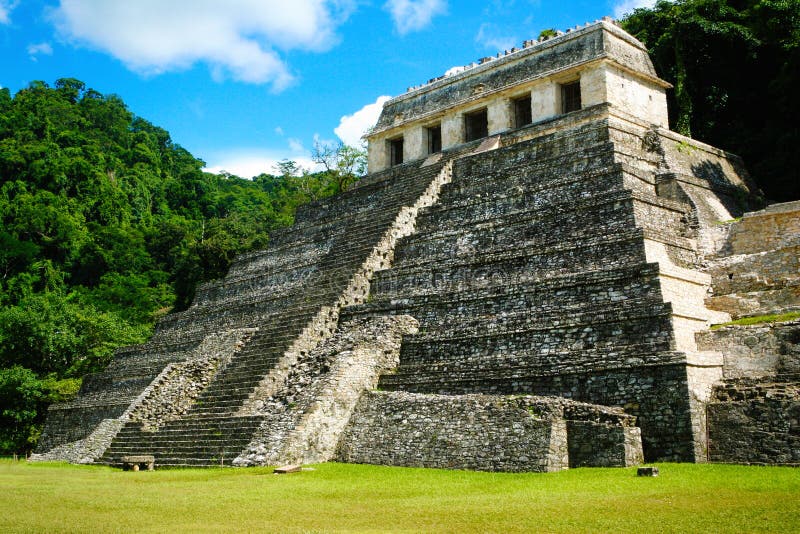 Piramide in het bos, Tempel van de Inschrijvingen Palenque, Mexico royalty-vrije stock foto's Piramide in het bos, Tempel van de Inschrijvingen Palenque, Mexico royalty-vrije stock foto's