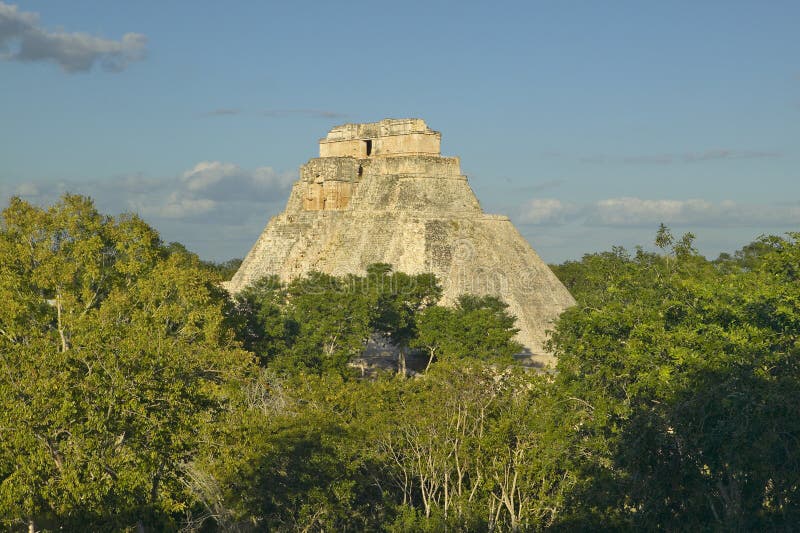 Piramide van de Tovenaar, Mayan ruïne en de Piramide van Uxmal in het Schiereiland van Yucatan, Mexico bij zonsondergang stock foto's Piramide van de Tovenaar, Mayan ruïne en de Piramide van Uxmal in het Schiereiland van Yucatan, Mexico bij zonsondergang stock foto's