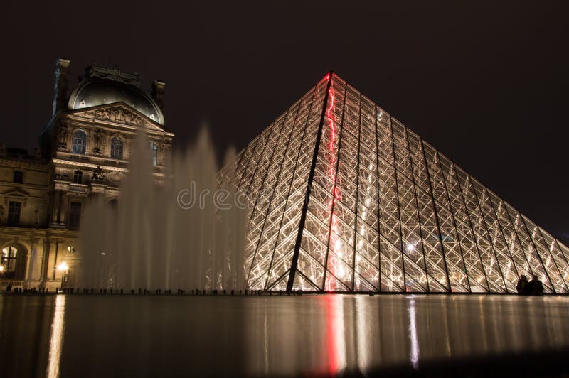 Piramide van het Louvre royalty-vrije stock fotografie Piramide van het Louvre royalty-vrije stock fotografie