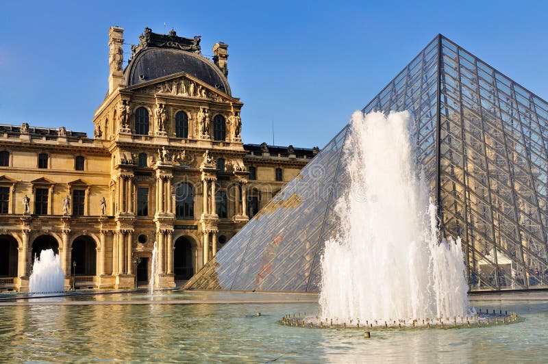 Piramide van het Louvre, Parijs royalty-vrije stock foto Piramide van het Louvre, Parijs royalty-vrije stock foto