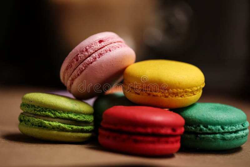 Piramide van macaronscake Voedselconcept in bakkerij Grote details Macro fotografie royalty-vrije stock fotografie Piramide van macaronscake Voedselconcept in bakkerij Grote details Macro fotografie royalty-vrije stock fotografie