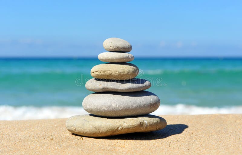 Piramide van stenen, zen stock afbeeldingen Piramide van stenen, zen stock afbeeldingen
