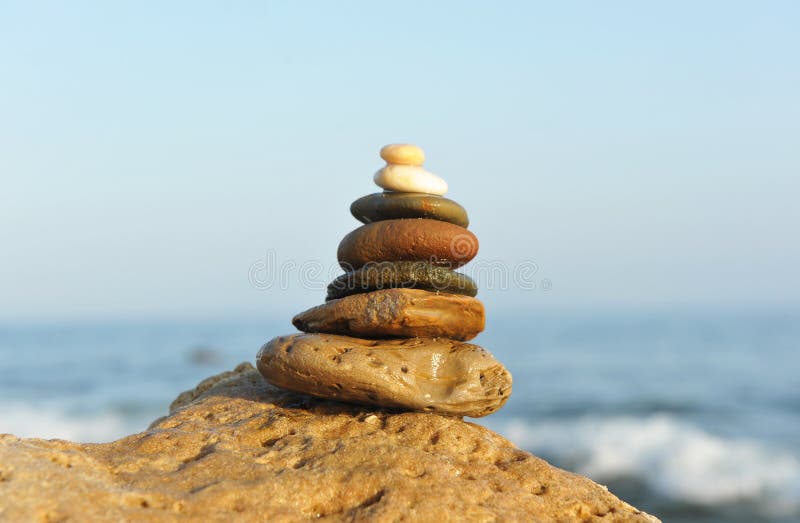 Piramide van stenen, zen concept royalty-vrije stock afbeeldingen Piramide van stenen, zen concept royalty-vrije stock afbeeldingen