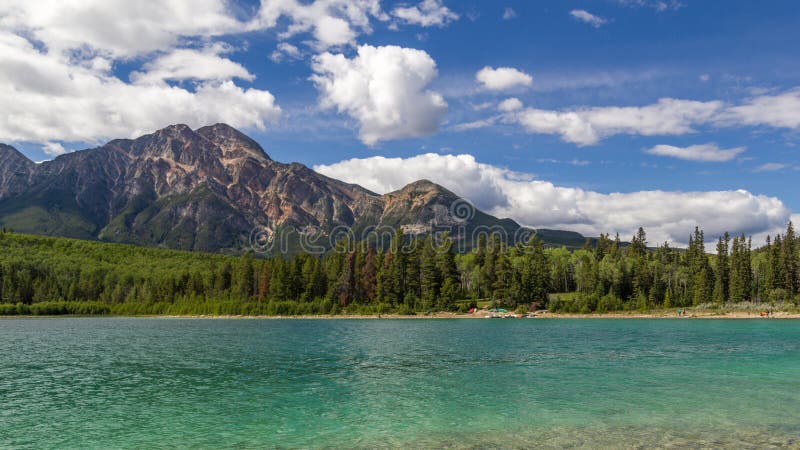 Piramideberg Patricia Lake Jasper National Park Alberta, Canada stock foto's Piramideberg Patricia Lake Jasper National Park Alberta, Canada stock foto's