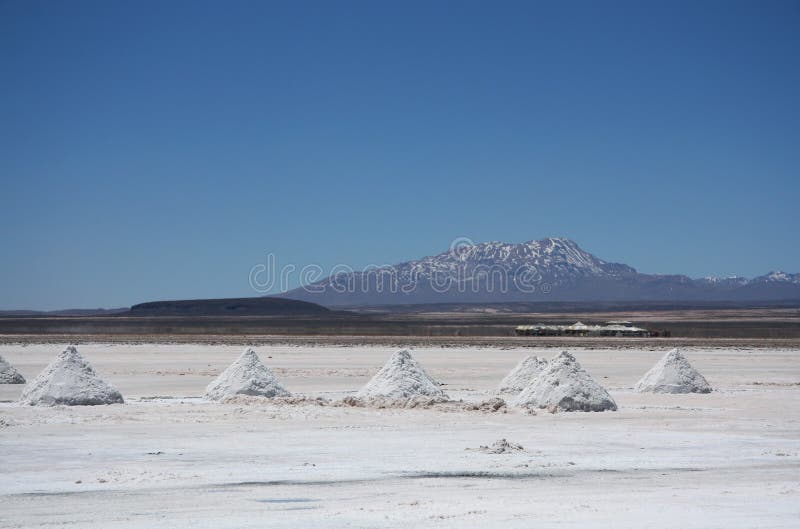 Piramidi di sale in Salar de Uyuni fotografia stock libera da diritti Piramidi di sale in Salar de Uyuni fotografia stock libera da diritti