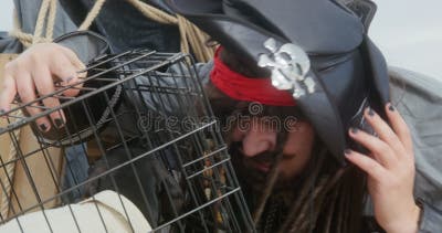 Un hombre con sombrero de pirata y rastas