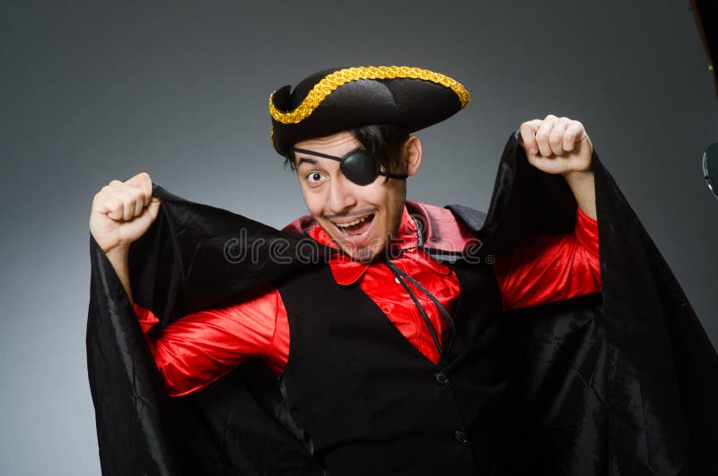 Pirata dell'uomo contro fondo scuro fotografie stock libere da diritti Pirata dell'uomo contro fondo scuro fotografie stock libere da diritti