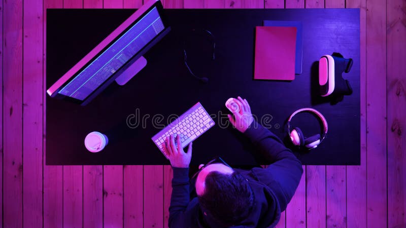 Pirata informatico all'incisione del computer fotografie stock libere da diritti Pirata informatico all'incisione del computer fotografie stock libere da diritti