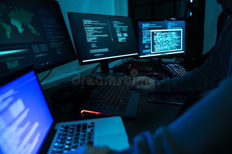 Pirata informatico che lavora al crimine cyber del computer