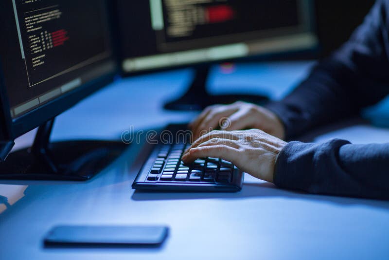 Pirata informatico che usando virus informatico per l'attacco cyber