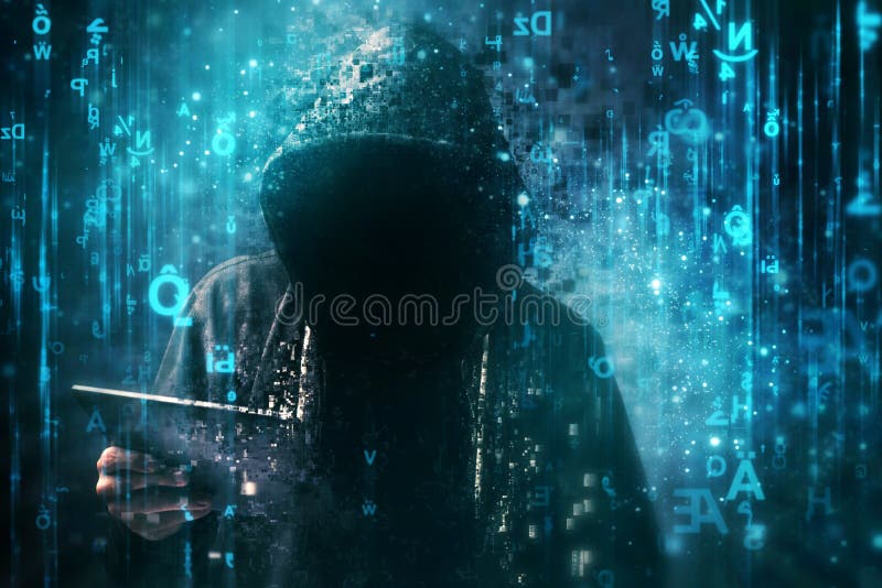 Pirata informatico di computer con la maglia con cappuccio in Cyberspace circondato dal codice della matrice