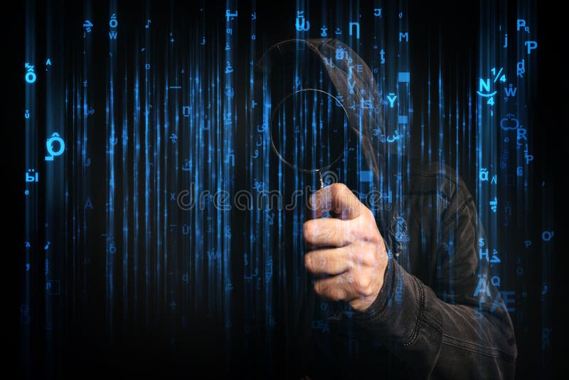 Pirata informatico di computer con la maglia con cappuccio in Cyberspace circondato dalla matrice c fotografia stock libera da diritti Pirata informatico di computer con la maglia con cappuccio in Cyberspace circondato dalla matrice c fotografia stock libera da diritti