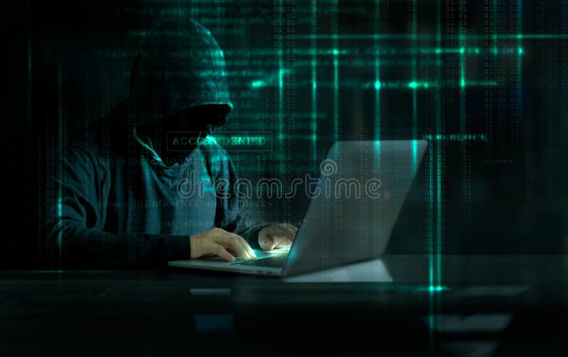 Pirata informático cibernético del ataque que usa el ordenador con código en digita del interfaz