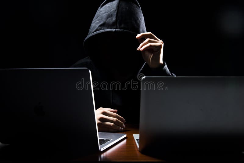 Pirata informático delante de su ordenador Cara oscura imagen de archivo Pirata informático delante de su ordenador Cara oscura imagen de archivo