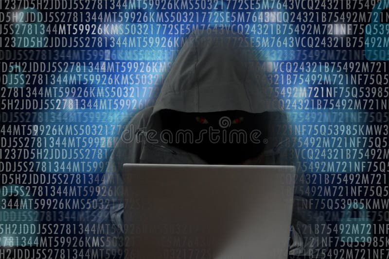 Pirata informático irreconocible delante concepto cibernético del crimen del †del ordenador “ fotografía de archivo Pirata informático irreconocible delante concepto cibernético del crimen del †del ordenador “ fotografía de archivo