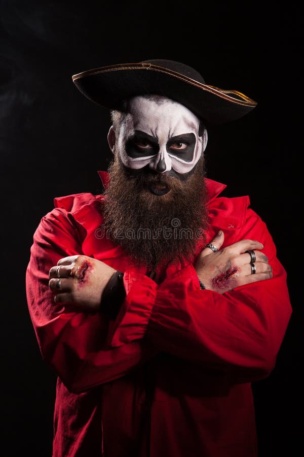 A aparência assustadora de um homem barbudo com maquiagem estilo morto-vivo  para o halloween