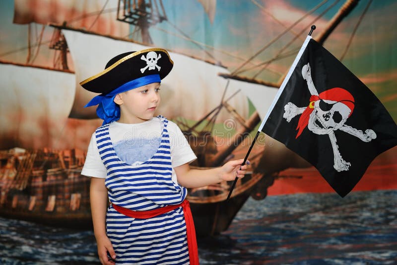 Pirate de garçon sur le fond de bateau image stock Pirate de garçon sur le fond de bateau image stock