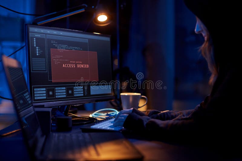 Pirate informatique utilisant un virus informatique pour une cyber-attaque image libre de droits