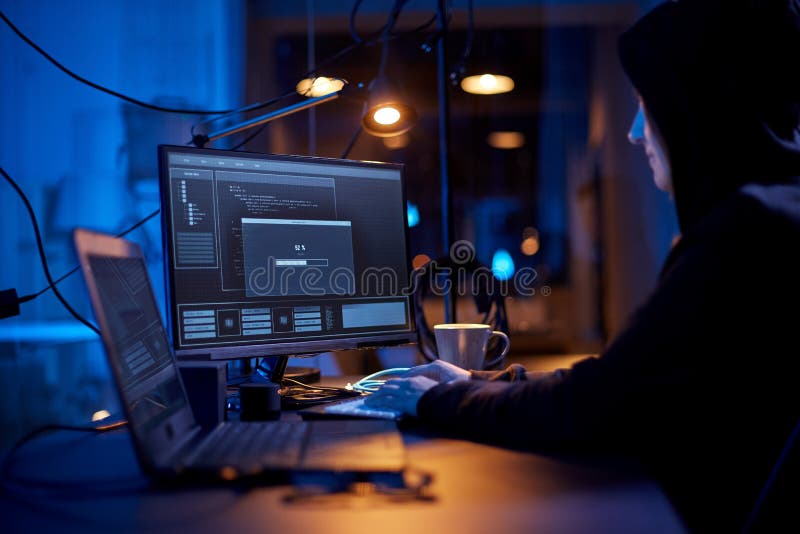 Pirate informatique utilisant un virus informatique pour une cyber-attaque photographie stock libre de droits