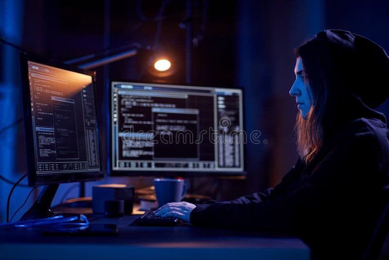 Pirate informatique utilisant un virus informatique pour une cyber-attaque photographie stock libre de droits