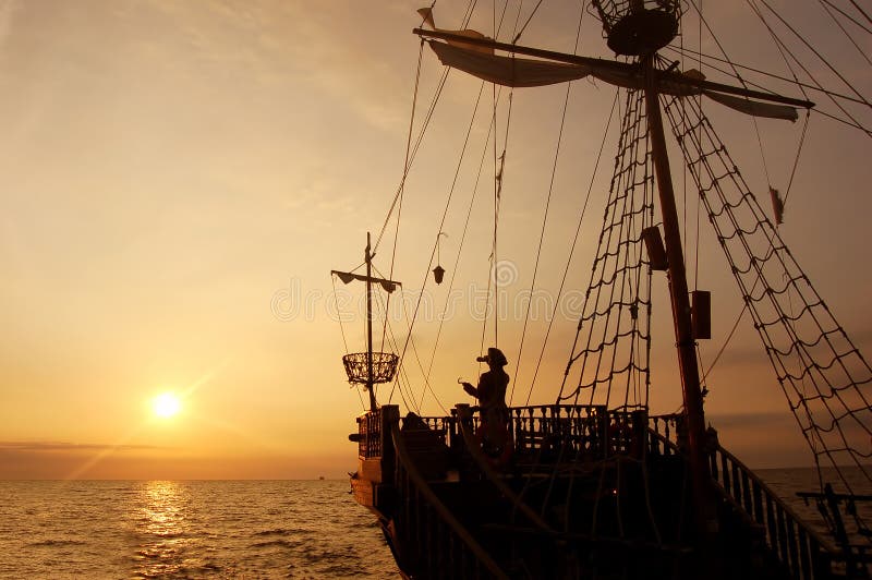 Pirátske lode v západe slnka scenérie.