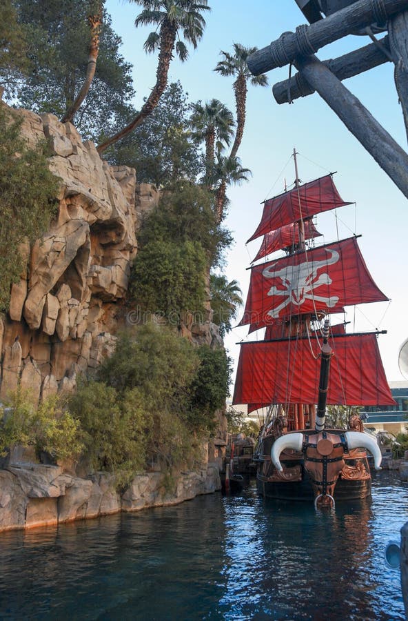 Pirate ship at pond near Treasure Island hotel royalty free stock images Pirate ship at pond near Treasure Island hotel royalty free stock images