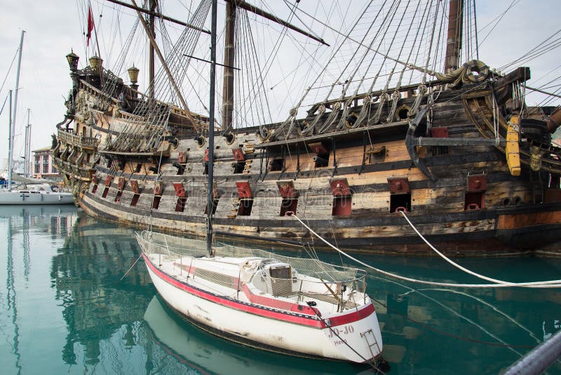 Piratenschiff IL Galeone Neptun in Genoa Porto Antico (alter Hafen lizenzfreie stockbilder Piratenschiff IL Galeone Neptun in Genoa Porto Antico (alter Hafen lizenzfreie stockbilder