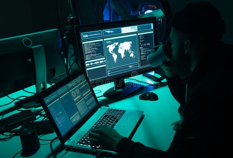 Pirates informatiques voulus codant le ransomware de virus utilisant des ordinateurs portables et des ordinateurs Attaque de Cybe images libres de droits Pirates informatiques voulus codant le ransomware de virus utilisant des ordinateurs portables et des ordinateurs Attaque de Cybe images libres de droits