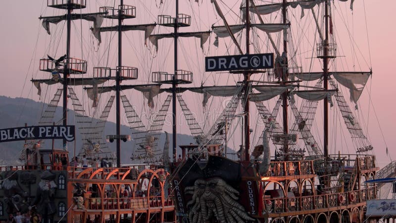 Piratfartyg i den turkiska stadens hamn.