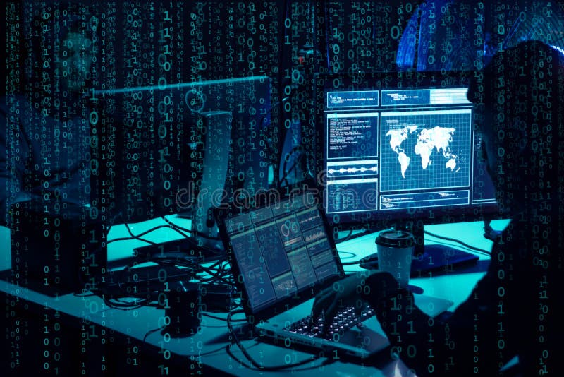 Pirati informatici carenti che codificano il ransomware del virus facendo uso dei computer portatili e dei computer Attacco cyber