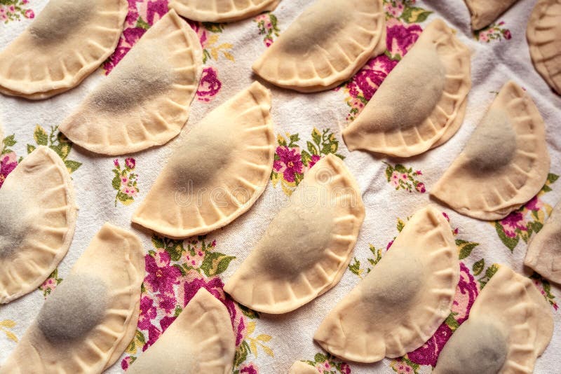 Pirohy pierogi, sött, fyllda dumplings, deg. rustik, slovakisk köksduk detaljhandelsrecept på mormas fotografering för bildbyråer