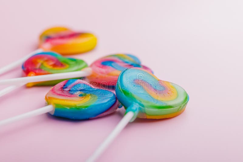 Pirulito em forma de coração. doce doce em fundo rosa fotos de stock