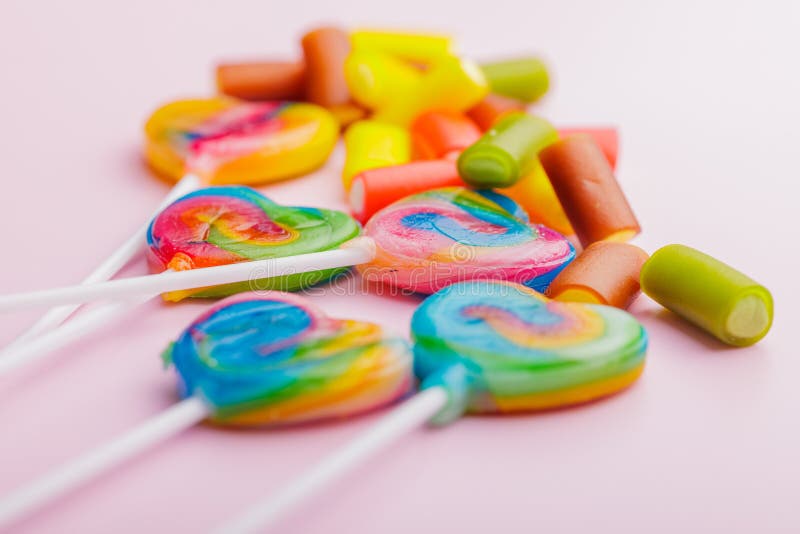 Pirulito em forma de coração. doce doce em fundo rosa foto de stock royalty free