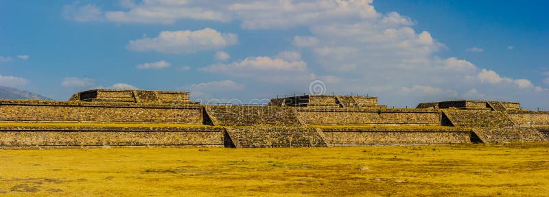 Pirámide de la luna, Teotihuacan, México fotografía de archivo libre de regalías Pirámide de la luna, Teotihuacan, México fotografía de archivo libre de regalías