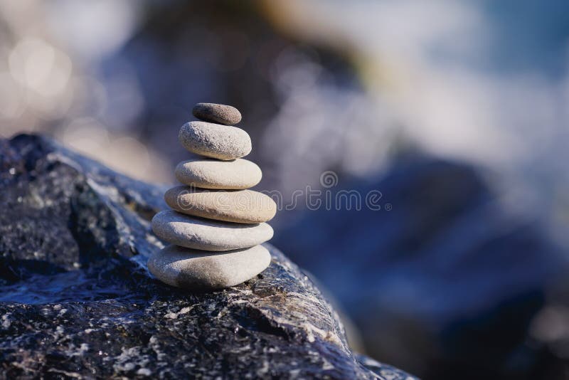 Pirámide de piedra equilibrada en orilla del agua azul El balneario empiedra la escena del tratamiento, zen como conceptos Torre fotos de archivo Pirámide de piedra equilibrada en orilla del agua azul El balneario empiedra la escena del tratamiento, zen como conceptos Torre fotos de archivo