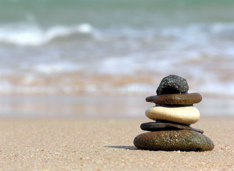 Pirámide de piedras. playa Pirámide de piedras. playa