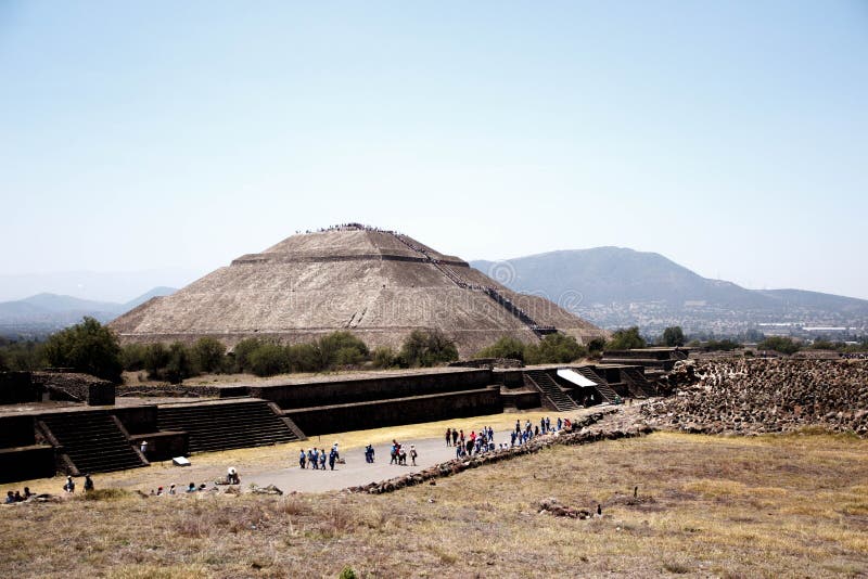 Pirámide de Teotihuacan Sun, México - en segundo lugar más grande del nuevo mundo después de la gran pirámide de Cholula fotos de archivo libres de regalías Pirámide de Teotihuacan Sun, México - en segundo lugar más grande del nuevo mundo después de la gran pirámide de Cholula fotos de archivo libres de regalías