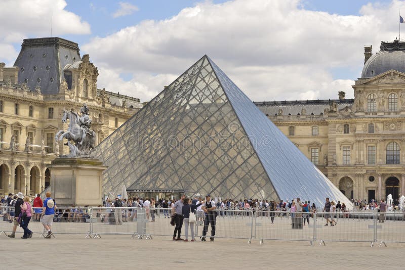 Pirámide del Louvre París, Francia imagenes de archivo Pirámide del Louvre París, Francia imagenes de archivo