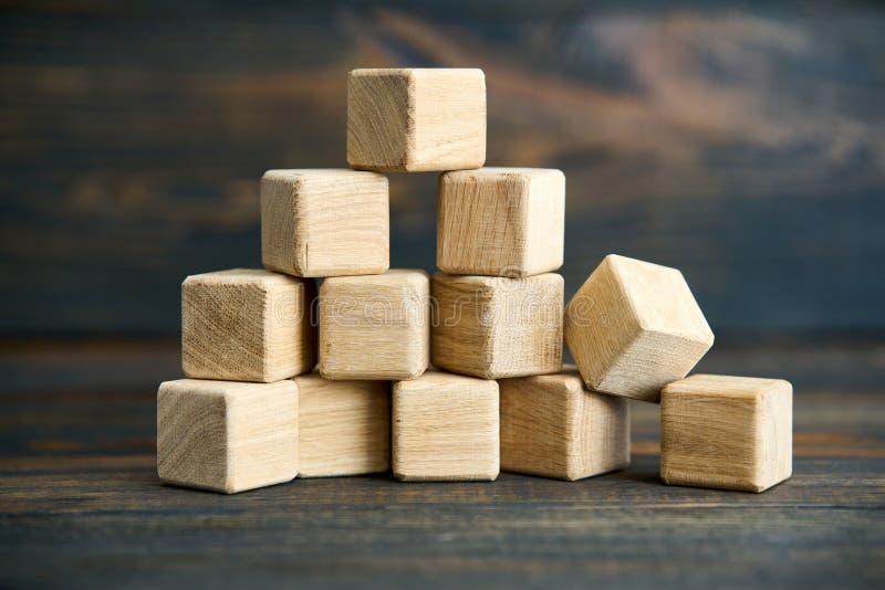 Pirámide en declive de cubos de madera naturales imagen de archivo libre de regalías
