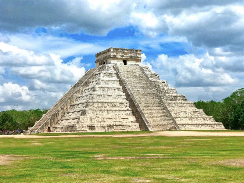 Pirámide maya en Chichen Itza foto de archivo libre de regalías Pirámide maya en Chichen Itza foto de archivo libre de regalías