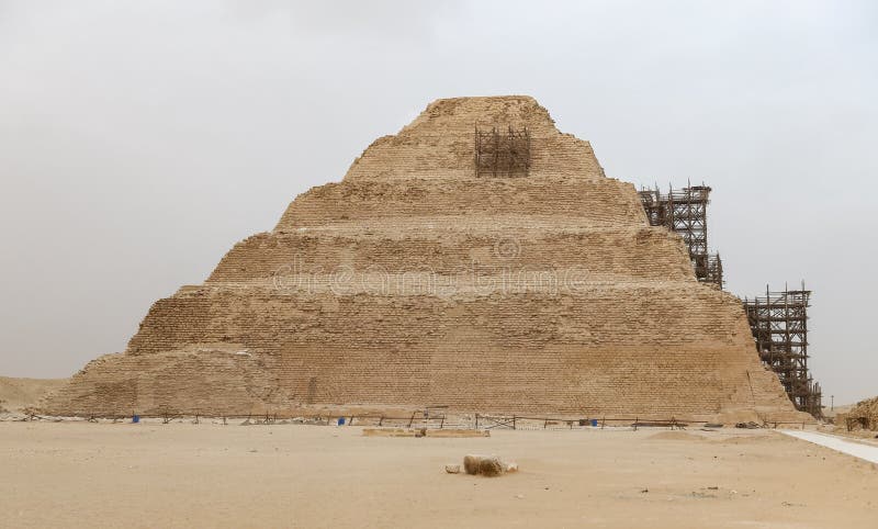 Pirâmide da etapa na necrópolis de Saqqara, o Cairo, Egito foto de stock royalty free Pirâmide da etapa na necrópolis de Saqqara, o Cairo, Egito foto de stock royalty free