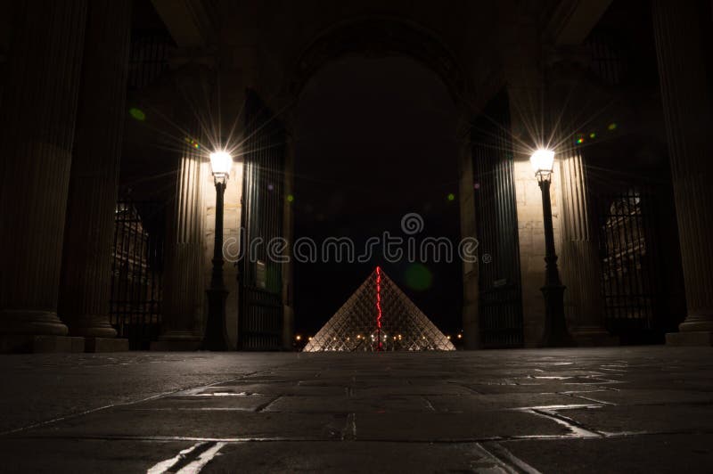 Pirâmide da grelha imagem de stock Pirâmide da grelha imagem de stock