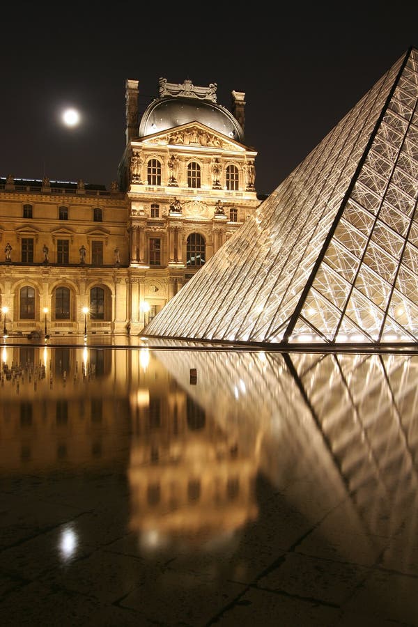 Pirâmide de Paris ao luar fotos de stock royalty free