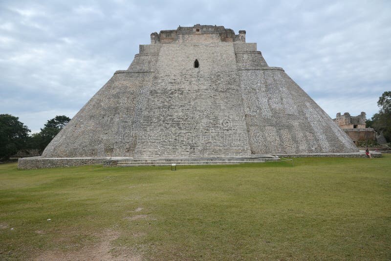 A pirâmide do mágico, Uxmal, península do Iucatão, México foto de stock A pirâmide do mágico, Uxmal, península do Iucatão, México foto de stock