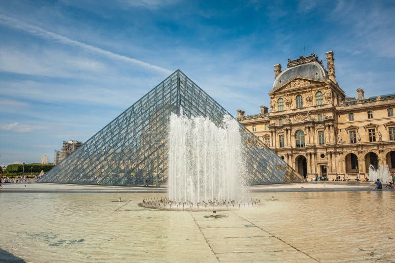 Pirâmide e fonte de vidro na galeria e no museu de arte do Louvre fotos de stock Pirâmide e fonte de vidro na galeria e no museu de arte do Louvre fotos de stock